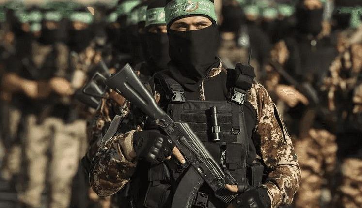 أعلنت كتائب القسام عن تمكنها من نصب كمين لجنود الاحتلال شرق خان يونس موقعة أفراده بين قتيل وجريح.وقالت الكتائب