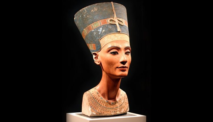 طالب وزير الآثار الأسبق في مصر زاهي حواس، بإعادة رأس الملكة المصرية "نفرتيتي" إلى بلاده من متحف برلين الجديد، وأنشأ عريضة على موقعه الإلكتروني لحشد الدعم من أجل هذا الغرض.