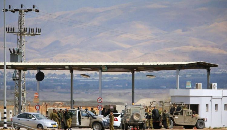 قتل 3 "إسرائيليين" في إطلاق نار داخل معبر الكرامة من الجانب الفلسطيني، عند الحدود بين الأردن والضفة الغربية المحتلة، في حين استشهد منفذ العملية من قبل عناصر الاحتلال.