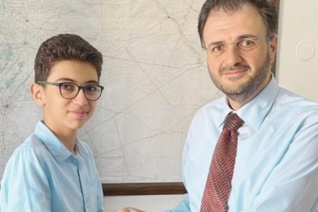 في مبادرة رمزية… وزارة الاتصالات السورية تعيّن طفلاً متحدثاً باسمها لجيل المستقبل