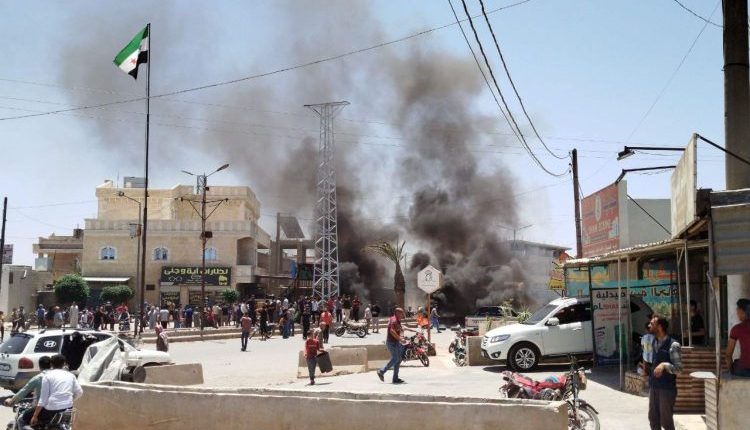 "الاستجرار غير الشرعي" يغرق مخيمات اعزاز في الظلام.. والأهالي يقطعون الطريق احتجاجًا