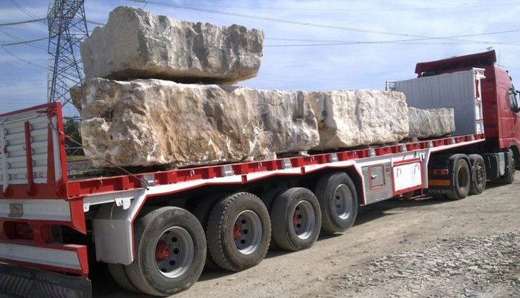 قصة فرض "إتاوات" على شاحنات نقل الحجر في مدينة الرحيبة