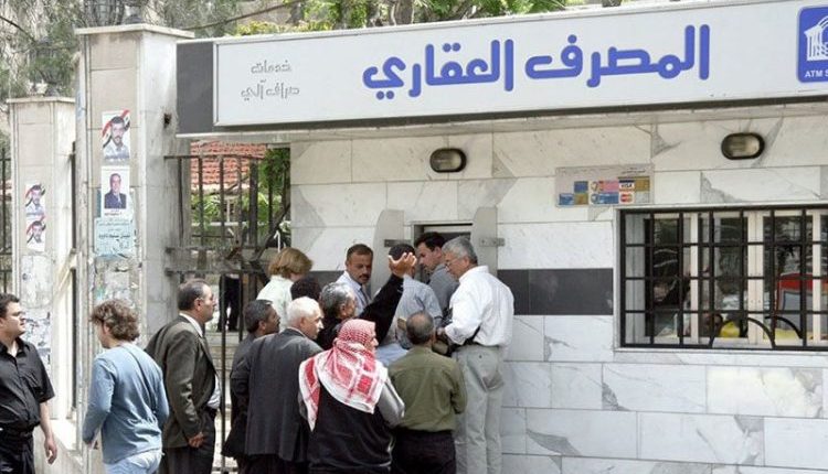 “سحب الرواتب بالتقسيط”.. أزمة جديدة تعمّق معاناة السوريين وسط غياب الشفافية