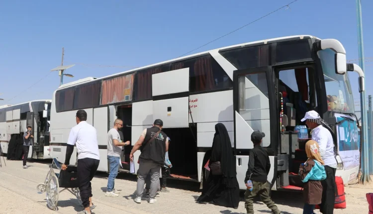 أول قافلة لعائلات سورية تغادر مخيم "الهول"