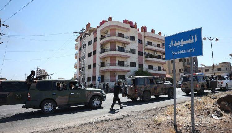 الحكومة تؤكد استمرار صرف الرواتب في السويداء وتعرض خطة تدريجية لاحتواء التوتر