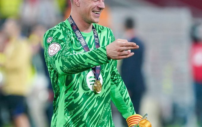 تير شتيغن عملية جراحية مستقبله مع برشلونة مدة الغياب برشلونة إسبانيا آلام في الظهر