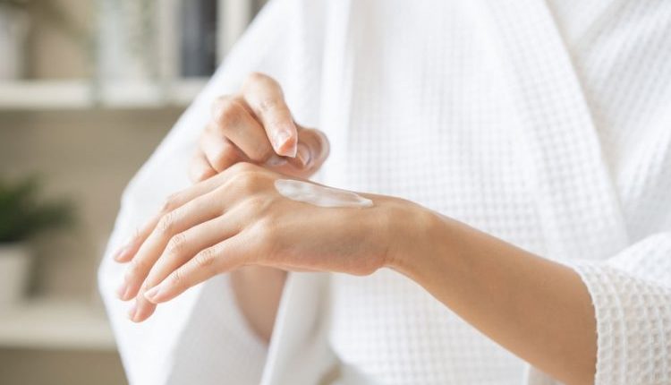 ترطيب الجسم: اللوشن والزيت... دليل اختيارك لبشرة متألقة!