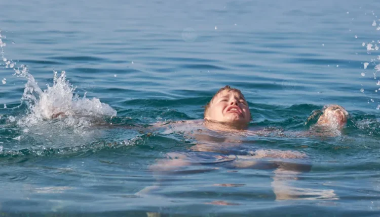 الغرق، غالبًا ما نتخيله يحدث داخل الماء. لكن هل سمعت يومًا عن الغرق الجاف؟ إنه خطر خفي يمكن أن يهدد حياة أطفالنا وحتى البالغين، ليس أثناء وجودهم في الماء