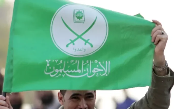 الإخوان المسلمين إلى مصر عام 1928 حين أسسها حسن البنّا، قبل أن تمتد أفكارها وتنظيمها إلى سوريا عبر مصطفى السباعي