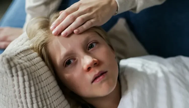 حيرة الأم: كيف تفرقين بين مرض طفلك الحقيقي وادعائه الذكي؟