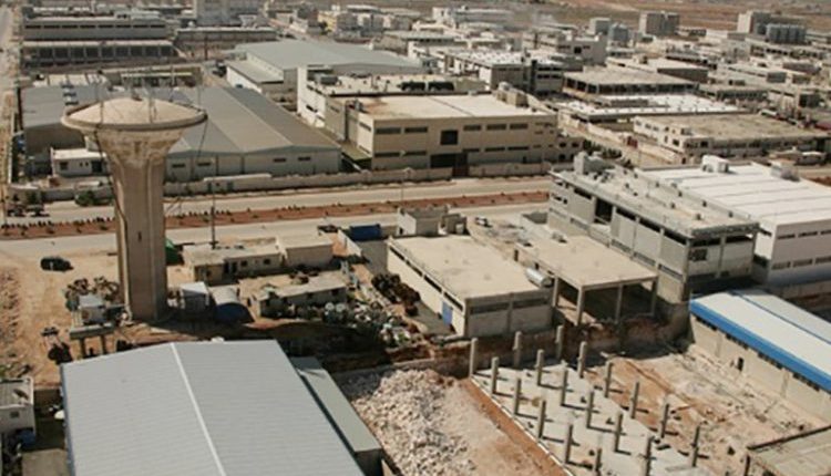 تقع مدينة حسياء الصناعية في وسط سوريا على الطريق الدولي بين دمشق وحمص، وهو أحد أهم المحاور التجارية في البلاد