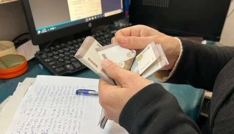 تصاعدت خلال الفترة الأخيرة مناقشات حول التفاوت الواضح في أنظمة الرواتب داخل القطاع الحكومي السوري، حيث يتقاضى بعض الموظفين أجورهم بالدولار الأمريكي بينما يتلقى آخرون رواتبهم بالليرة السورية، رغم قيامهم بمهام متشابهة. هذا التفاوت يثير تساؤلات حول مدى تأثيره على استقرار المؤسسات العامة وتعزيز الانقسامات الإدارية.