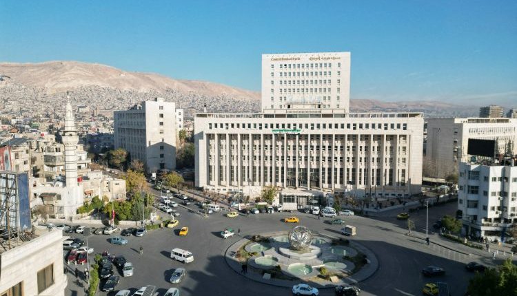 أعلن حاكم مصرف سوريا المركزي، عبد القادر حصرية، الثلاثاء  إلغاء جميع القيود المفروضة على نقل الأموال بين المحافظات، بما في ذلك شرط الحصول على موافقة مسبقة للمواطنين والشركات.