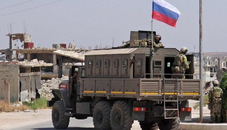 كشفت صحيفة "كوميرسانت" الروسية أن الحكومة السورية، طلبت من موسكو، إعادة انتشار الشرطة العسكرية الروسية في المحافظات الجنوبية من سوريا