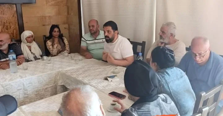 تداولت منصات محلية صورة تظهر فادي صقر في اجتماع يُقال إنه عقد في اللاذقية لمناقشة تعزيز السلم الأهلي في الساحل السوري