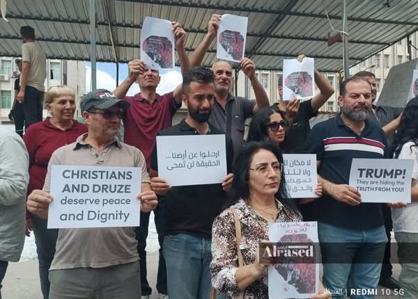 شهدت محافظة السويداء جنوبي سوريا، اليوم الأربعاء، احتجاجات في ساحة الكرامة وسط المدينة، رفضًا لوجود قوات الحكومة السورية الإنتقالية في المحافظة