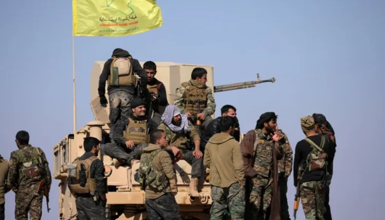 شنّ تنظيم داعش هجوماً إعلامياً على كل من التحالف الدولي والحكومة السورية الانتقالية، ميداني داعش: الحكومة ارتكبت “مجزرة” بحق قياداته في 2025/08/30 11:04ص شنّ تنظيم داعش هجوماً إعلامياً على كل من التحالف الدولي والحكومة السورية الانتقالية، عقب سلسلة عمليات أمنية استهدفت قياداته في منطقتي الباب وأطمة شمالي سوريا. وفي افتتاحية عددها (510) الصادر يوم أمس وصفت صحيفة “النبأ” التابعة للتنظيم عملية الإنزال الجوي التي نفذها التحالف الدولي في أطمة، وأسفرت عن مقتل أحد قيادييه، بأنها “مجزرة”، واعتبرتها أكثر خطورة من الجرائم التي ارتكبها النظام السوري سابقاً. وهاجم التنظيم الحكومة السورية الانتقالية، واعتبرها “امتداداً لنهج معادٍ للتنظيمات الجهادية”، فيما ذهب إلى القول إن الغرب “صنع قيادة جديدة بخلفية جهادية” في إشارة إلى الرئيس السوري في المرحلة الانتقالية أحمد الشرع، معتبراً أن ذلك يندرج في إطار “صناعة الطغاة”. كما كرر التنظيم خطابه التقليدي حول ما يسميه “الإرهاب العادل”، في مواجهة ما يعتبره “صناعة غربية لتشويه صورة الجهاد”، مؤكداً أن نشاطه امتد خارج سوريا رغم الحملات العسكرية ضده. اقرأ أيضاً:هجوم انتحاري لداعش في دير الزور.. وواشنطن تعلن مقتل قيادي بارز اقرأ أيضا:دستور من رماد: كيف مهد الغياب السياسي لمجازر السويداء والساحل حساباتنا: فيسبوك تلغرام يوتيوب تويتر