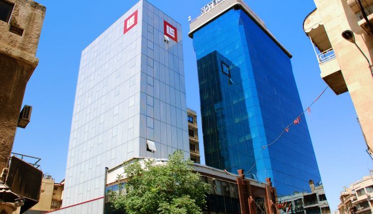 تتصاعد شكاوى المودعين في سوريا من القيود الصارمة التي تفرضها المصارف على عمليات السحب النقدي، وارتفاع الرسوم إلى مستويات غير مسبوقة،