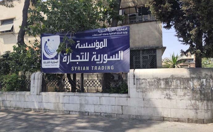 تشهد المؤسسة السورية للتجارة تحولًا جذريًا في عملها، بعد أن انتقلت من دورها التقليدي كمزوّد للمواد الغذائية والسلع الأساسية