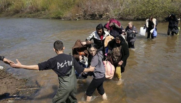 عمليات التهجير القسري في سوريا استهدفت بشكل خاص أبناء الطائفتين العلوية والشيعية، مما يشير إلى أبعاد طائفية وسياسية للنزاع.