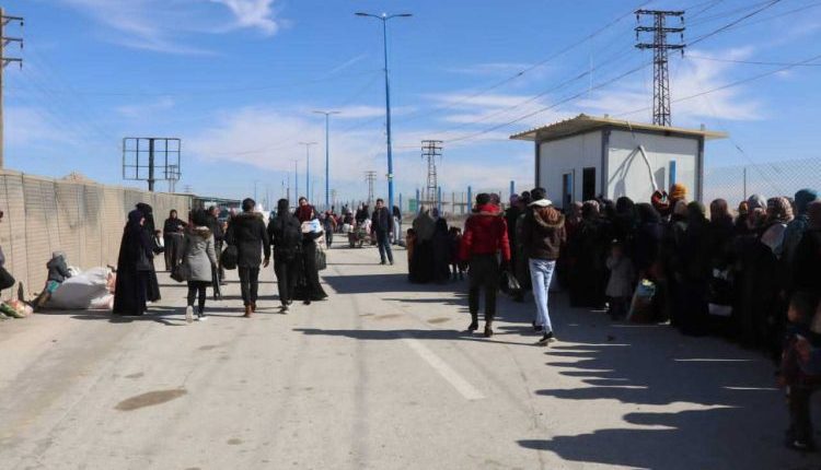 أغلقت دمشق بشكل مفاجئ معبري "دير حافر" و"سلمية" المعروف باسم "الطبقة"، مع مناطق قسد ما تسبب بوقف تام لحركة الشاحنات التجارية ونقل المحروقات