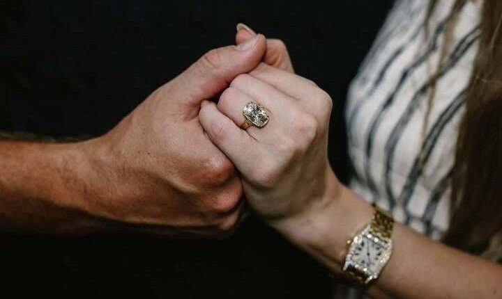 النجمة تايلور سويفت اللاعب الأمريكي كرة القدم ترافيس كيلسي خاتم خطوبة فاخر إعلان خطوبة