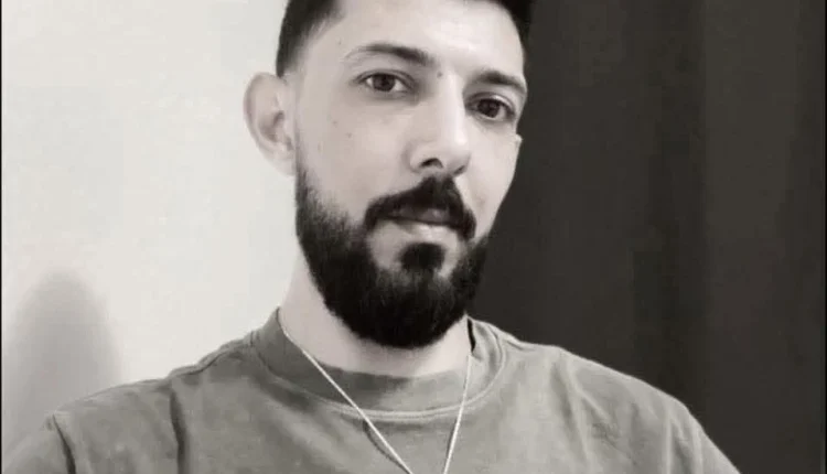 أثار مقتل الناشط الإعلامي السوري كندي العداي، الذي عُثر عليه مشنوقًا داخل شقته في حي الجورة بمدينة دير الزور، حالة من الغضب الشعبي والحقوقي