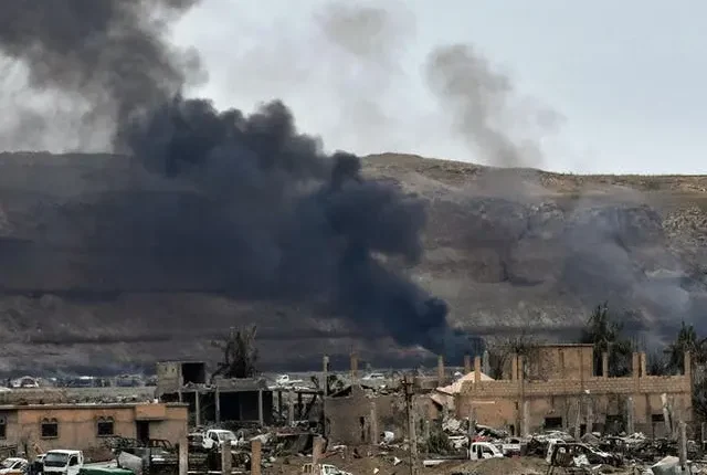 قُتل ستة عناصر من وزارة الدفاع في الحكومة السورية الانتقالية، جميعهم من الفرقة 44، بينهم قيادي، جراء غارات إسرائيلية على مواقعهم بريف دمشق.