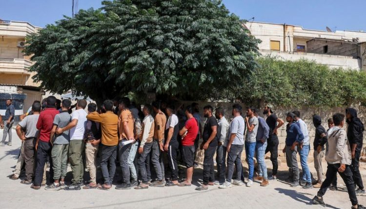 مدينة عفرين بريف حلب الشمالي الغربي توافد أعداد كبيرة من الشباب من مختلف القرى والأحياء للانتساب إلى قوى الأمن الداخلي.