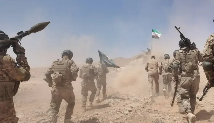 وسط توتر مستمر في محافظة السويداء، اتخذت الحكومة السورية الانتقالية موقفاً وصفه مراقبون بأنه محاولة للتنصل من مسؤولية الانتهاكات الأخيرة التي شهدتها المحافظة، بعد أن ألقت باللوم على العشائر التي شاركت في العمليات إلى جانب قوات وزارتي الدفاع والداخلية. وقالت مصادر دبلوماسية لموقع “الحل نت” إن وزير الخارجية أسعد الشيباني وجه مذكرات إلى أعضاء السلك الدبلوماسي الأجنبي والعربي في دمشق، محملاً العشائر مسؤولية “المجازر والانتهاكات بحق الدروز في السويداء”، في خطوة تهدف لتبرئة قوات الحكومة من أي اتهام مباشر. وأفادت المذكرات، وفق الكاتب السوري ماهر شرف الدين، بأن العشائر البدوية نفذت عمليات انتقامية ضد المدنيين، شملت حرق القرى وارتكاب أعمال عنف، بما في ذلك تقارير عن قطع رؤوس أطفال، مؤكدة أن هذه الأعمال تشكل انتهاكاً خطيراً للقانون الدولي والمعايير الإنسانية. وفي الوقت نفسه، أشار شرف الدين إلى هجوم المذكرات على ما وصف بـ“ميليشيات الهجري”، إلا أن التركيز الأكبر كان على تحميل العشائر المسؤولية المباشرة. تورط القوات الحكومية رغم الاتهامات الموجهة للعشائر، أكدت شهادات ميدانية وتسجيلات مصورة تورط عناصر من الأمن العام ووزارة الدفاع السورية في إعدامات ميدانية داخل المشفى الوطني وعمليات سرقة في شوارع المدينة، ما يوضح مشاركة عدة أطراف في العنف الذي شهدته المحافظة. الحركة الميدانية للعشائر وفق تقارير ميدانية، انسحبت القوات الحكومية بالكامل من السويداء في 17 تموز/يوليو الماضي، بعد ضغوط وعمليات إسرائيلية، وتولت فصائل درزية محلية مهمة حفظ الأمن بعد اتفاق لوقف العنف بوساطة خارجية. ومع ذلك، اندلعت مواجهات بين الفصائل الدرزية والعشائر البدوية والقبائل العربية، بعد إعلان الأخيرين النفير العام. وقال الشيخ عبد المنعم الناصيف، رئيس مجلس القبائل والعشائر السورية، إن العشائر مستعدة للتوجه إلى السويداء نصرة لإخوانهم من البدو والدفاع عن المدنيين، مؤكداً أن عدد المقاتلين تجاوز 50 ألفاً مع وصول تعزيزات إضافية من مناطق شرق سوريا وريف حلب. مواقف الحكومة والمجلس القبلي خرج الرئيس الانتقالي أحمد الشرع في خطاب أشاد بدور العشائر، معتبراً أن مواقفها التاريخية مشرفة في الوقوف إلى جانب الدولة السورية، في خطوة اعتبرها محللون محاولة لتقليص الأزمة وحصرها في إطار العشائر. من جهته، أكد مجلس القبائل والعشائر التزامه بقرارات الحكومة بوقف إطلاق النار، مشدداً على أن الحكومة مسؤولة عن إعادة الحقوق ضمن إطار القانون، ومعلناً جاهزيته للتدخل إذا لم يلتزم الطرف الآخر بالاتفاقيات.