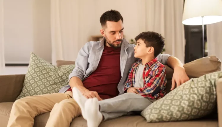 خبراء التربية يدقون ناقوس الخطر، مؤكدين أن هذا السلوك، إذا تكرر، قد يزعزع أركان الأسرة، ويؤثر على علاقة الأبناء بوالديهم، بل وعلى العلاقة الزوجية نفسها.