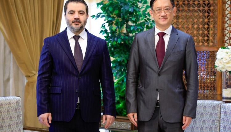 تشهد العلاقات السورية الصينية تطورًا، حيث تسعى دمشق وبكين إلى تعزيز التعاون في مجالات متعددة، أبرزها الاقتصاد، إعادة الإعمار، والطاقة.