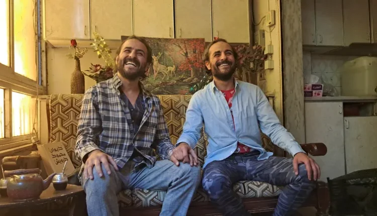 أعلنت فرقة الممثلين السوريين محمد وأحمد ملص، عبر بيان على صفحاتها الرسمية في وسائل التواصل الاجتماعي، أن وزارة الثقافة السورية أوقفت عرض مسرحية "كل عارٍ وأنتم بخير"،