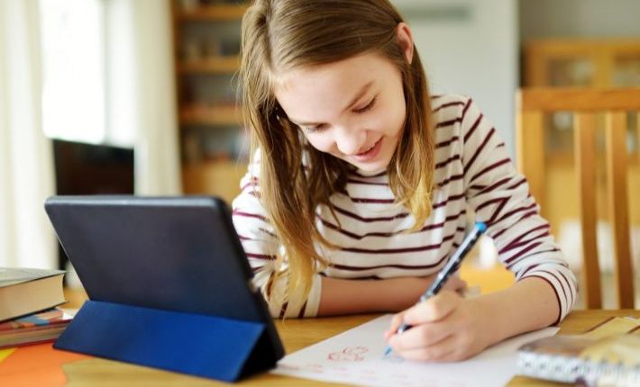 لماذا لم يعد التعلم مملاً؟ هكذا تُساعدك التكنولوجيا على تنمية مهاراتك.