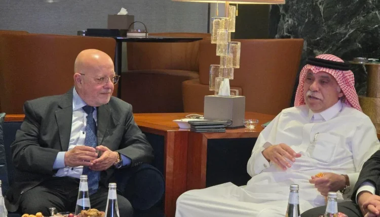 وزير الاقتصاد والصناعة السوري محمد نضال الشعار وكبار رجال الأعمال السعوديين في مدينة جدة.