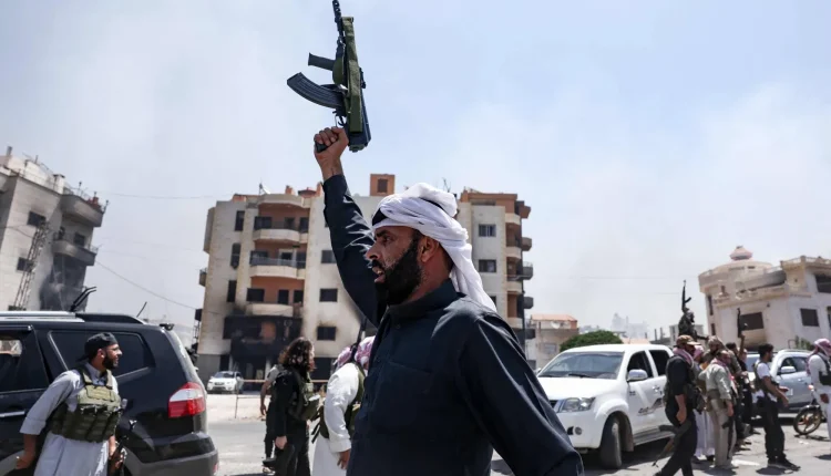 أمهل مسلحو العشائر محافظة السويداء 10 أيام فقط للإفراج عن أسرى من أبناء العشائر، مهدّدين بـ عملية عسكرية شاملة في حال عدم الاستجابة.