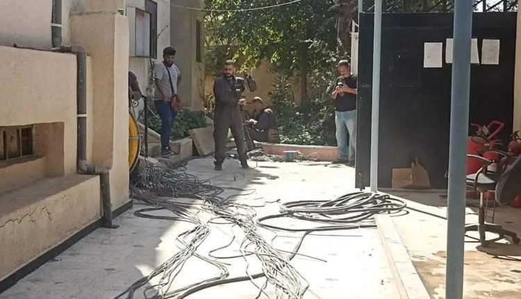 تعاني دير الزور من انقطاعات متكررة في شبكات الاتصالات والإنترنت، الأمر الذي تسبب في شلل شبه تام للحياة وأدى إلى خسائر اقتصادية كبيرة.