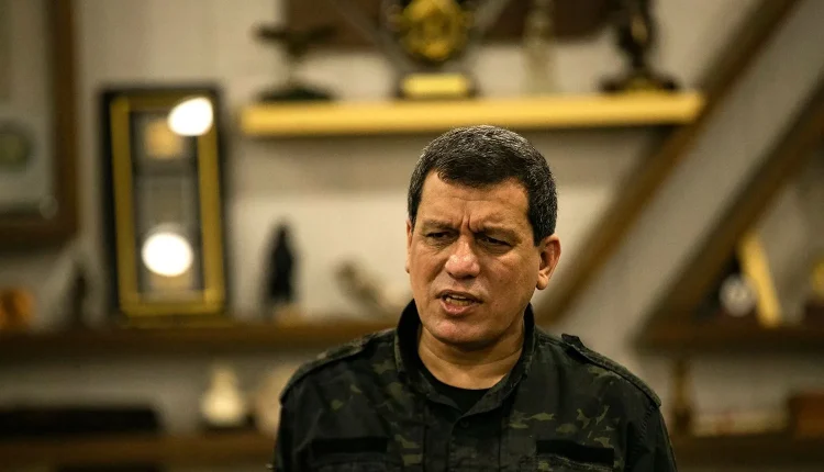 عقد القائد العام لقسد مظلوم عبدي اجتماعًا مع قائد القيادة المركزية الأمريكية الأدميرال براد كوبر، خلال زيارة إلى مناطق شمال وشرق سوريا.