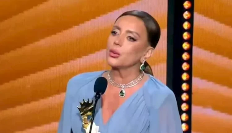 شكران مرتجى تتسلم جائزة الموريكس دور في لبنان وتتأثر بالمفاجأة عبر البكاء