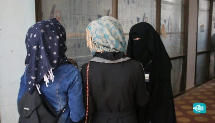 في أزقة المخيمات الحدودية شمالي سوريا، تمضي عشرات النساء بحقائب محمّلة بمواد التنظيف ومستحضرات التجميل، يطرقن أبواب البيوت بحثاً عن مصدر رزق يعينهن على قسوة الحياة.