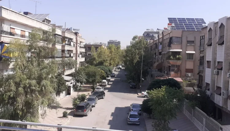 مع تصاعد أزمة السكن في سوريا وازدياد وتيرة التهجير من المدن الكبرى مثل دمشق وحمص، ارتفعت أسعار الإيجارات والعقارات إلى مستويات غير مسبوقة.