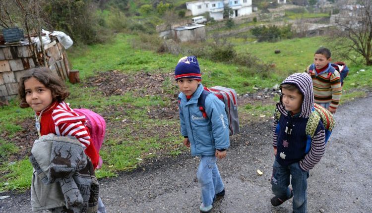 سكان محافظة اللاذقية يواجهون صعوبات معيشية قاسية مع بداية شهر إيلول غياب الدعم الحكومي مونة الشتاء