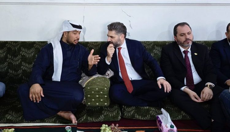 أثار ظهور وزير الثقافة السوري إلى جانب قصي الشمري، أحد أبرز المتورطين في الهجمات الدموية على السويداء، موجة غضب وانتقادات واسعة.