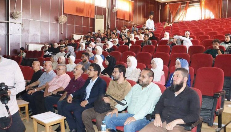 أثار قرار تعيين دكتور في التاريخ نائباً لعميد كلية الهندسة الميكانيكية والكهربائية في جامعة الفرات بمحافظة دير الزور، موجة جدل واسعة.