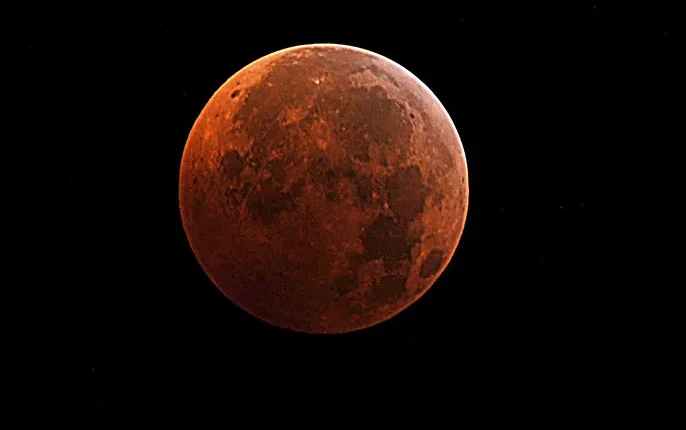 ظاهرة الخسوف القمري القمر الدموي أدوات رؤية الخسوف الوطن العربي سوريا