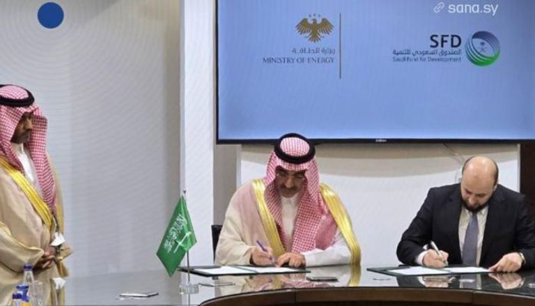 قدّم الصندوق السعودي للتنمية منحة نفطية لسورية تبلغ 1.65 مليون برميل، بهدف دعم قطاع الطاقة الحيوي