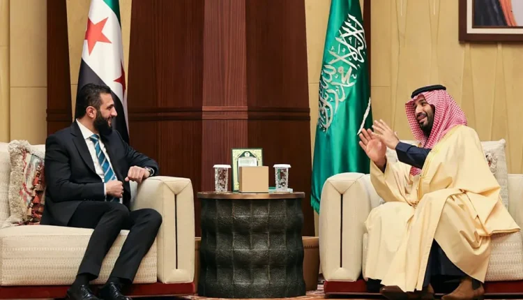 تشهد العلاقات السعودية السورية تحولات تدريجية، يتخللها إعلان متواصل عن مشاريع إغاثية واستثمارية سعودية في سوريا، بعضها بمليارات الدولارات.