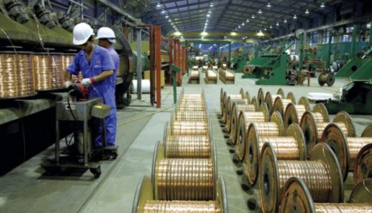 بعد أكثر من عقد من العزلة التي فرضتها الظروف الأمنية والسياسية، تسعى الحكومة السورية الحالية إلى إعادة تحريك عجلة الاقتصاد