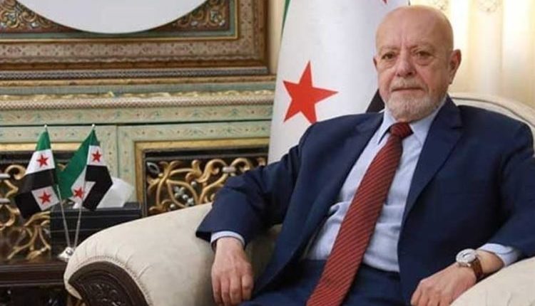 أكد وزير الاقتصاد والصناعة في الحكومة السورية، محمد نضال الشعار، أن إعادة بناء الاقتصاد السوري تتطلب تغييراً في العقلية الاقتصادية القائمة والانتقال نحو استثمار شامل في جميع القطاعات لضمان التنمية المستدامة، مشدداً على أن كل شيء في سوريا اليوم بحاجة إلى استثمار حقيقي يعيد تحريك عجلة الإنتاج. وأوضح الشعار أن معدل البطالة مرتفع جداً، وأن خفضه يتطلب فتح فرص عمل واسعة من خلال دعم المشاريع الاستثمارية وتوسيع النشاط الإنتاجي. ولفت إلى بدء العمل على إنشاء هيئة للمشاريع الصغيرة والمتوسطة، مع توفير التمويل وتأهيل الكوادر لدعم هذه المشاريع، باعتبارها رافعة أساسية لتعزيز الإنتاج المحلي وخلق فرص عمل جديدة. وأشار الوزير إلى أن عددًا من الشركات بدأ فعلياً بالعمل داخل سوريا، معرباً عن أمله في أن يسهم معرض دمشق الدولي في جذب المزيد من المستثمرين وتعزيز الثقة بالبيئة الاقتصادية السورية. وأضاف أن الحكومة تشجع عودة جميع المستثمرين على اختلاف مجالاتهم، وتقدم لهم الدعم الكامل لضمان نجاح مشاريعهم واستقرارها ضمن رؤية وطنية شاملة لإعادة بناء الاقتصاد. إجراءات لدعم الصناعة الوطنية كذلك، أعلنت وزارة الاقتصاد والصناعة عن سلسلة خطوات لدعم القطاع الصناعي وتعزيز بيئة الإنتاج، بالتزامن مع زيارة رسمية يقوم بها الوزير إلى تركيا. وأوضح الشعار أن الإجراءات تشمل: تأمين مخصصات الغاز الصناعي بسعر مدعوم لتلبية احتياجات المنشآت الإنتاجية وضمان استمرارية عملها. تخفيض سعر الفيول الصناعي لتخفيف الأعباء التشغيلية على الصناعيين ودعم تنافسية المنتجات المحلية. وأكد الوزير أن هذه الخطوات تأتي ضمن سياسة اقتصادية واضحة تعتمد على دعم الإنتاج الوطني وتحفيز الاستثمار الصناعي وضمان انسيابية المواد عبر المنافذ البرية والبحرية، بما يسهم في خلق بيئة اقتصادية مستقرة وتعزيز فرص العمل والنمو. تعزيز التعاون الاقتصادي مع تركيا وصل وفد اقتصادي سوري برئاسة الشعار إلى العاصمة التركية أنقرة، في زيارة تهدف إلى تعزيز التعاون الاقتصادي والتجاري بين البلدين. وكان في استقبال الوفد وزير التجارة التركي عمر بولات بمطار أنقرة الدولي، حيث جرى استقبال رسمي وبحث مبدئي لأجندة الزيارة، ضمن إطار تطوير الشراكة الاستراتيجية بين سوريا وتركيا وفتح مجالات جديدة للتعاون الاقتصادي بما يخدم المصالح المتبادلة. بوادر مرحلة جديدة للنشاط الاقتصادي في سياق متصل، شهدت الأيام الأخيرة سلسلة من اللقاءات والإعلانات الاستثمارية العربية والدولية، ما يشير إلى دخول سوريا مرحلة جديدة من الانفتاح الاقتصادي المنظم، تزامناً مع تخفيف بعض العقوبات الدولية. وتشير هذه التحركات إلى تفعيل بيئة الأعمال وجذب الاستثمارات المتنوعة بين قطاعات صناعية وغذائية وتقنية، فيما يبقى نجاح المرحلة مرتبطاً بالإصلاحات الداخلية وضمانات للمستثمرين.