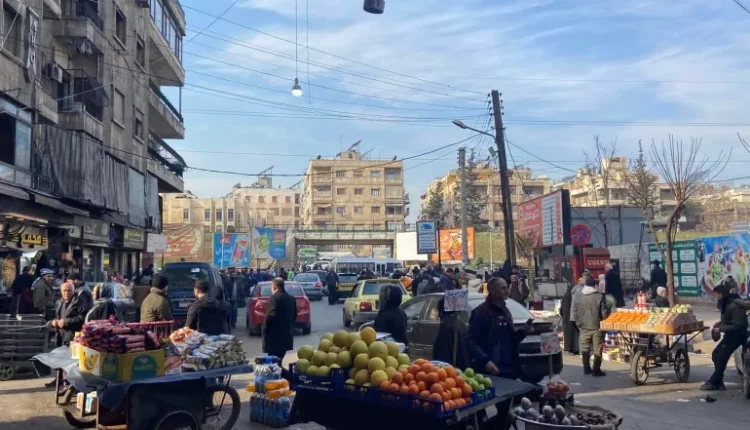 مع حلول الخريف، يجد السوريون أنفسهم أمام اختبار قاسٍ يثقل كاهلهم أكثر من أي وقت مضى: تأمين مؤونة الشتاء في ظل الغلاء الفاحش